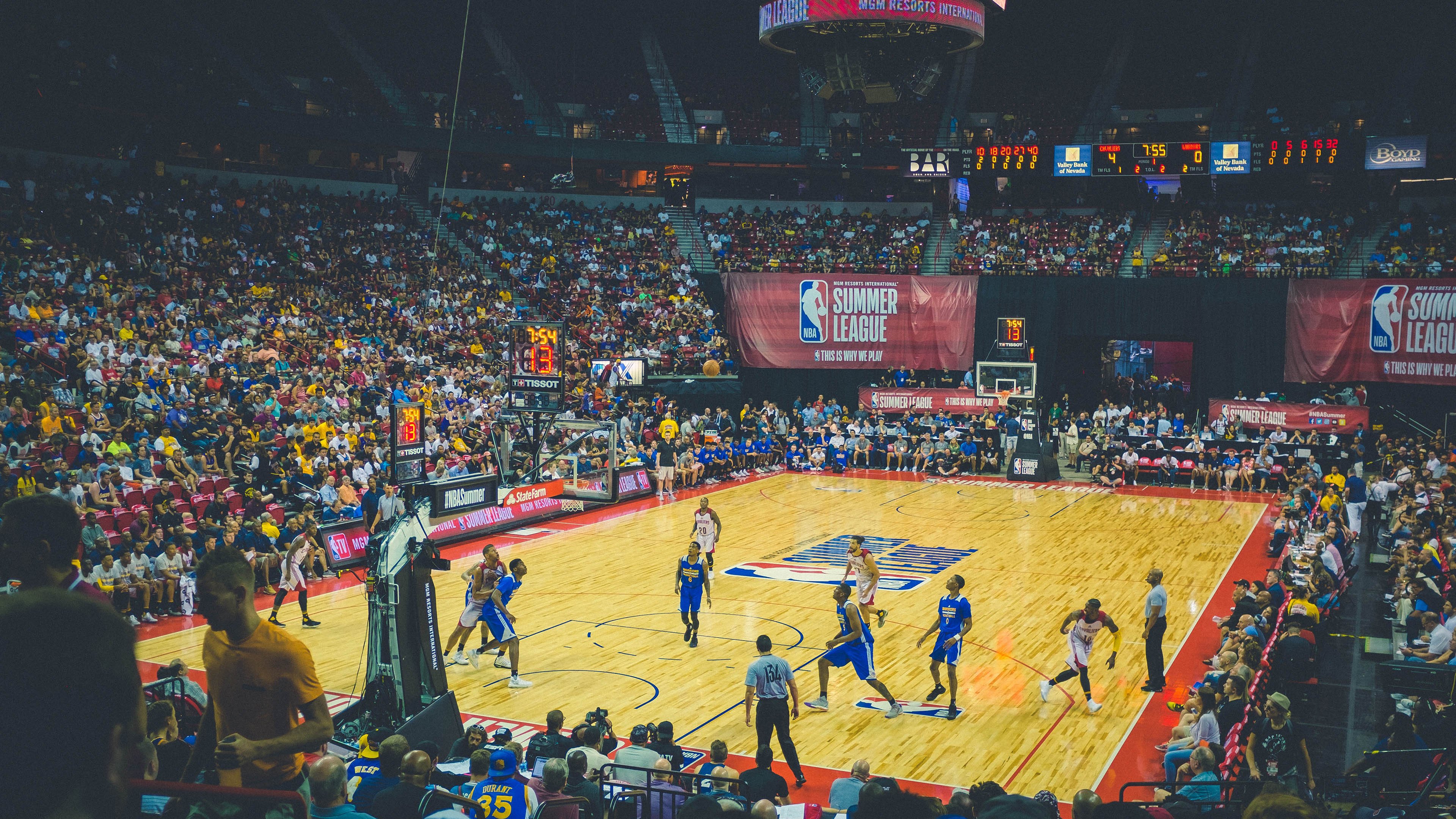 国足球迷助威现场氛围热烈,国足助威球衣